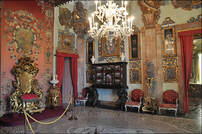 La salle du trône du palais