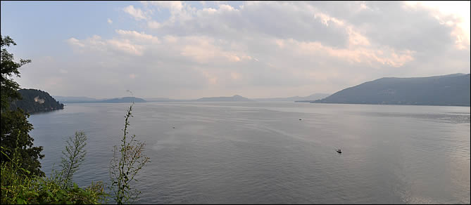 Vue sur le lac depuis Santa Caterina del Sasso