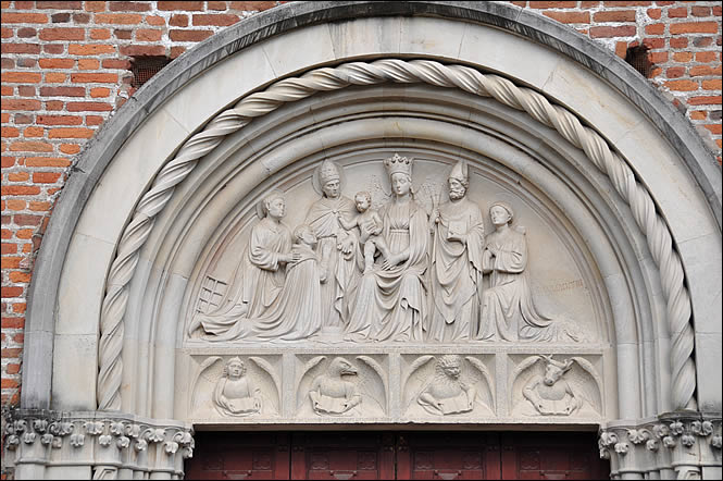 Le tympan du portail de la collégiale de Castiglione Olona