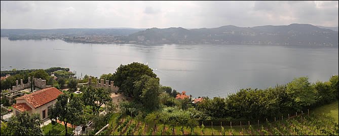 Vue depuis le donjon du château Borromée