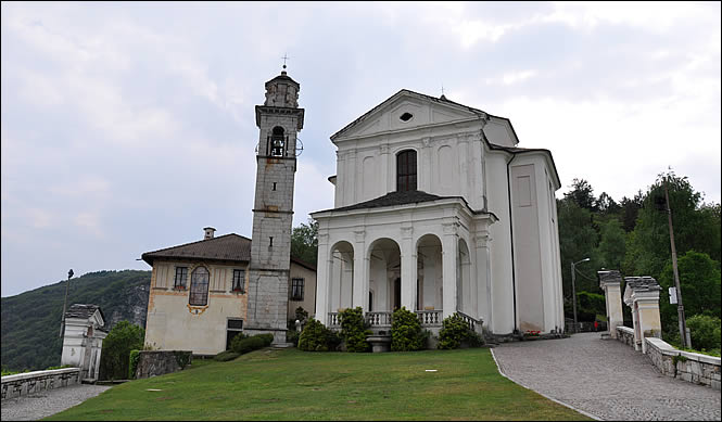 Vue extérieur de la Madonna del Sasso
