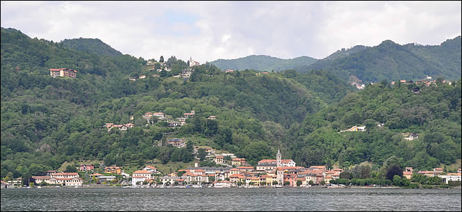 Vue de Pella depuis le lac