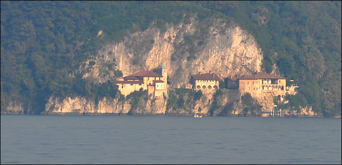 Vue de Santa Caterina del Sasso depuis le lac