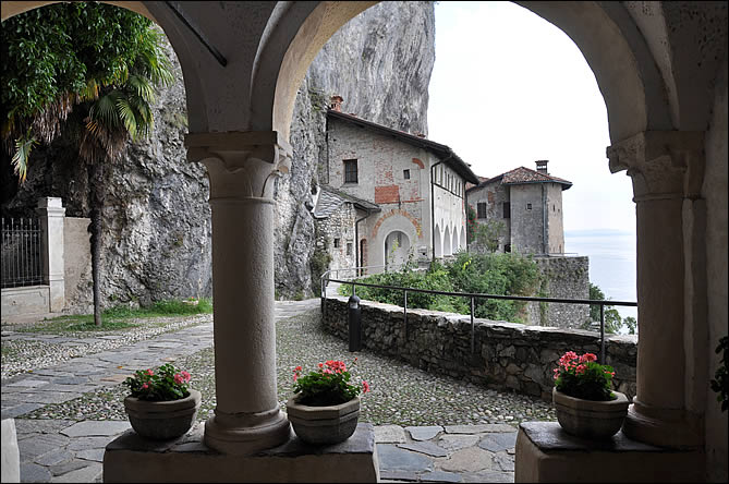 Vue depuis le portique de Santa Caterina del Sasso